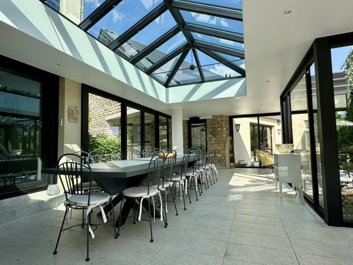 Véranda lumineuse pour les repas conviviaux